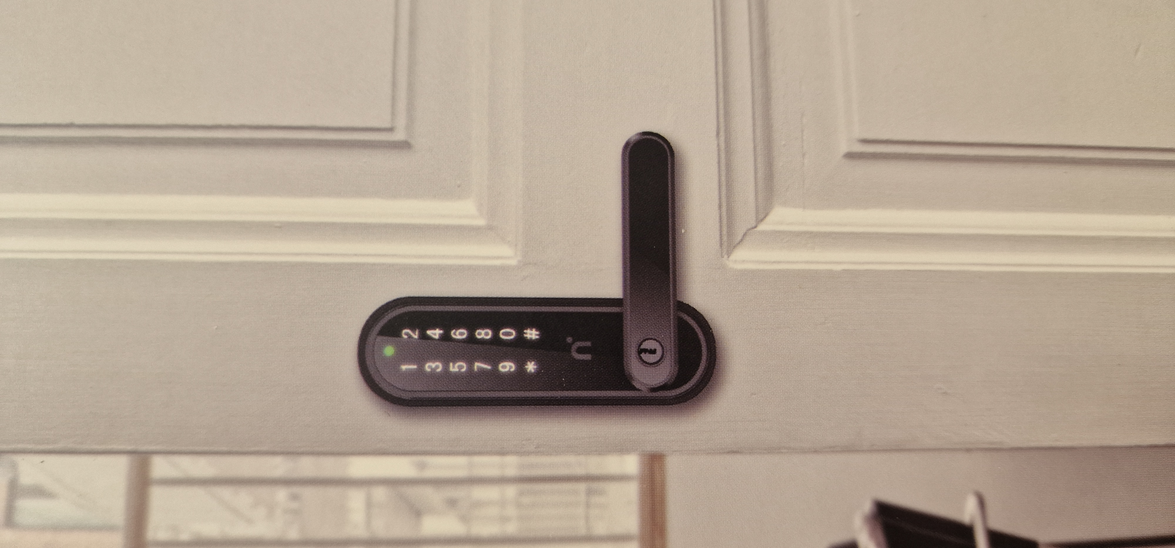 Moderne kodelås på hvit dør